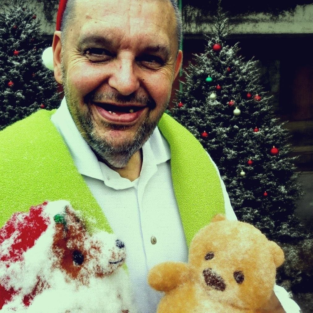 Alt: Zewnętrzny widok domu przy ulicy Szkolnej 17 w Białymstoku, znanego z działalności Krzysztofa Kononowicza.