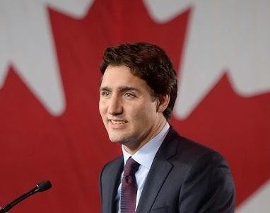 Justin Trudeau grający w hokeja w koszulce Montreal Canadiens, symbolizujący jego pasję do sportu i związek z kanadyjską kulturą.