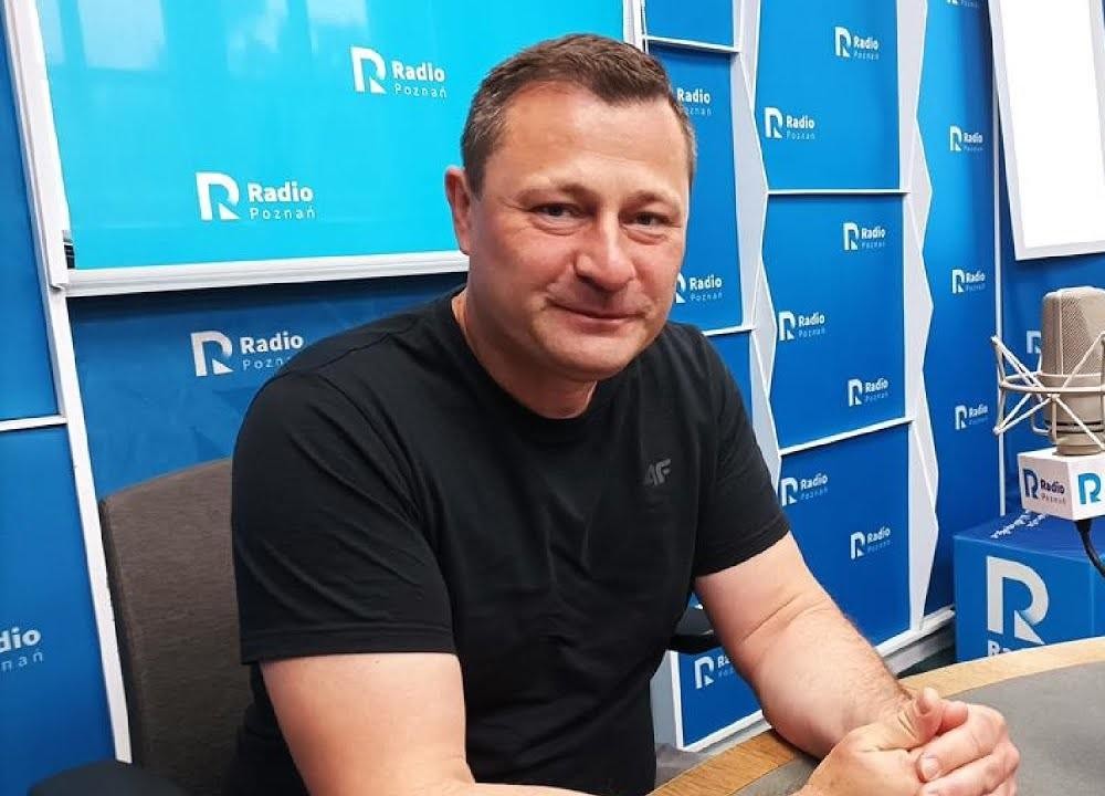 Krzysztof Paszyk podczas wystąpienia publicznego, aktywnie zaangażowany w działalność polityczną.