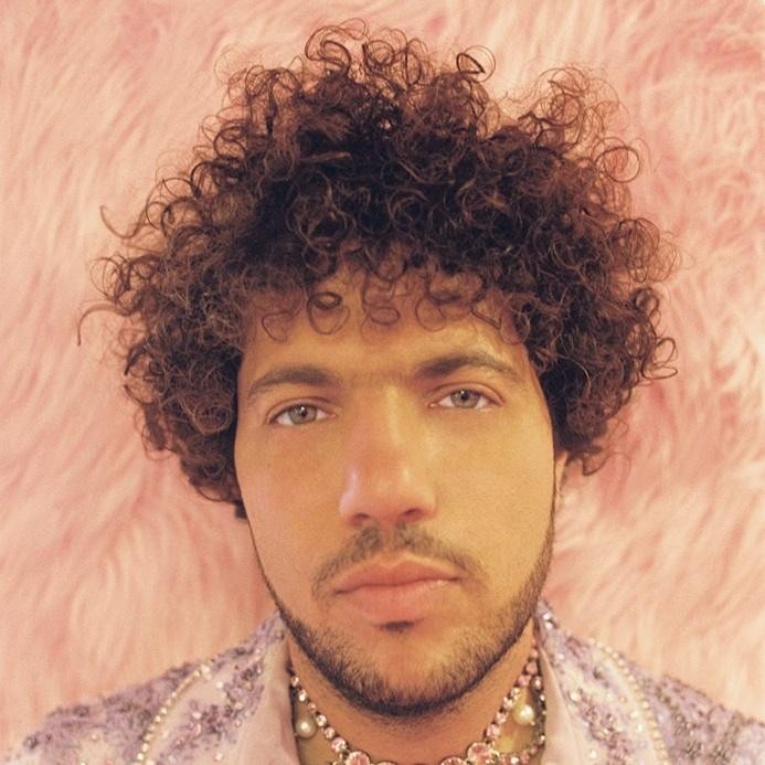 Benny Blanco w swobodnej interakcji z fanami lub podczas pracy w studiu, ukazujący jego przystępną osobowość.