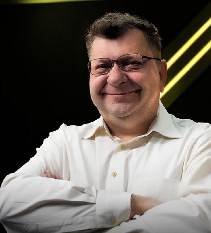 Zbigniew Stonoga w dynamicznym montażu symbolizującym jego burzliwe życie publiczne i prawne z książką w tle.