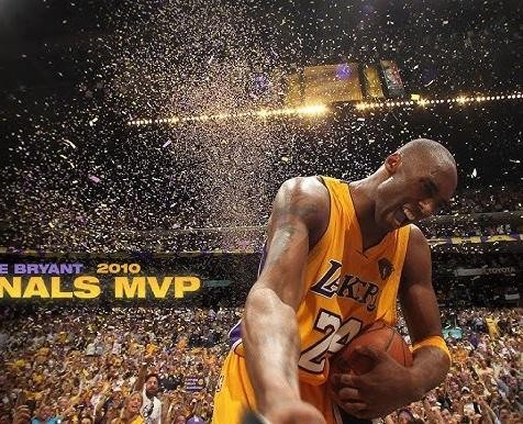 Kobe Bryant w strojach Los Angeles Lakers z numerami 8 i 24, w dynamicznych pozach na boisku koszykarskim, symbolizujący jego podwójne dziedzictwo.