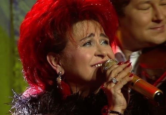 Bernadeta Kowalska w otoczeniu rodziny, ukazująca ciepło i bliskość w domowym zaciszu.