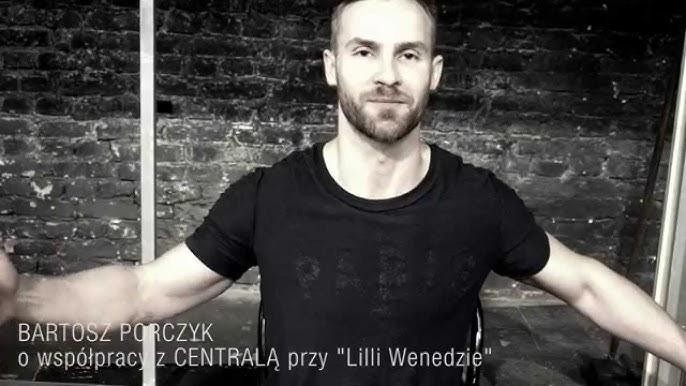 Dynamiczne ujęcie Bartosza Porczyka na scenie teatralnej, w trakcie występu, ukazujące jego intensywną ekspresję i wszechstronność aktorską.