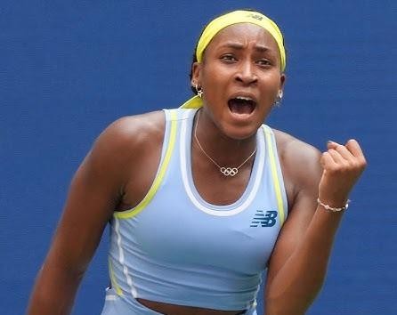 Zdeterminowana Coco Gauff na korcie tenisowym, portret.