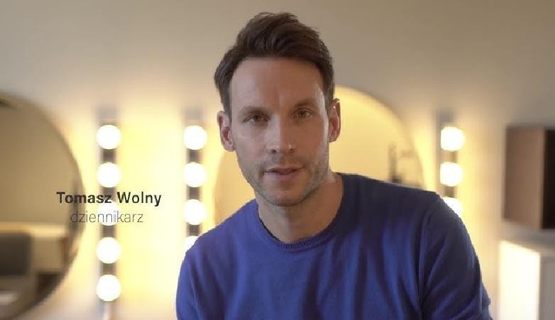 Tomasz Wolny z żoną Agatą Tomaszewską i trojgiem dzieci, Zofią, Tymonem i Halszką, w ciepłej, rodzinnej atmosferze, ukazujący ich wspólne szczęście.