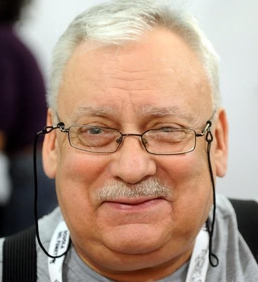 Alt: Skwer Geralta z Rivii w Łodzi, tętniący życiem miejski plac z widocznym znakiem nazwy.