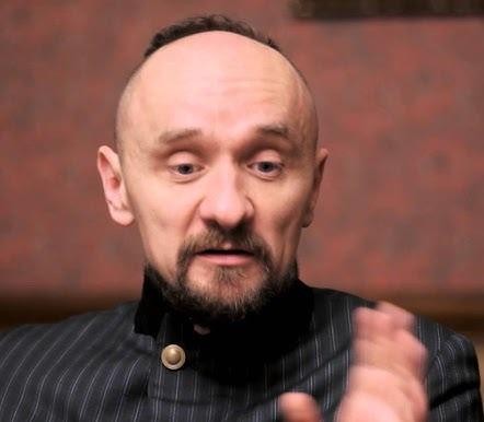 Grafika przedstawiająca różnorodne doświadczenia zawodowe Jana Klaty poza teatrem, z elementami dziennikarstwa muzycznego, copywritingu i reżyserii telewizyjnej.