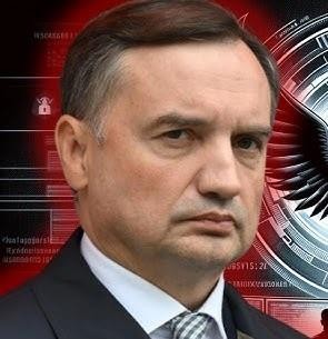 Zbigniew Ziobro podczas wystąpienia publicznego, z wyrazem twarzy oddającym jego determinację i zaangażowanie w reformy sądownictwa.
