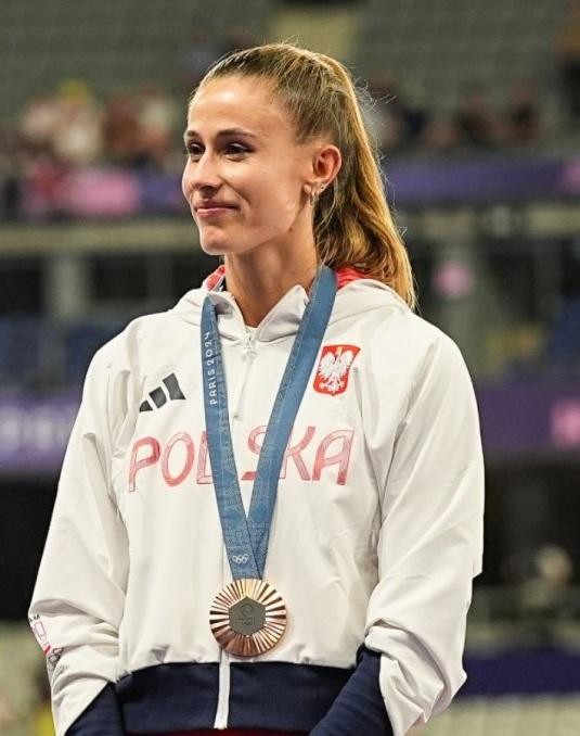 Zbliżenie na twarz Natalii Bukowieckiej podczas biegu, ukazujące determinację i skupienie.