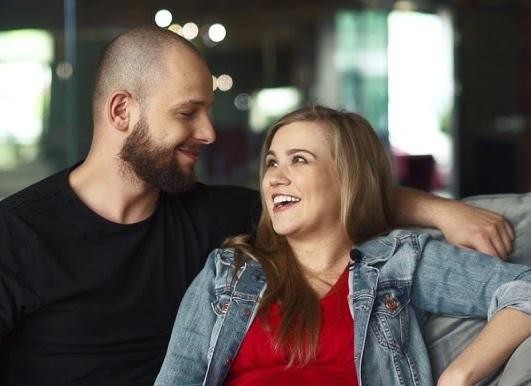 Maciej Pela w dynamicznej pozie hip-hopowej, podkreślającej siłę i precyzję ruchu.