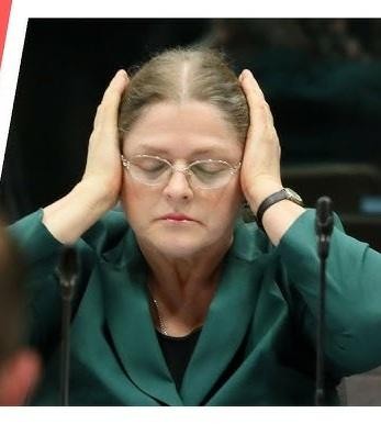 Krystyna Pawłowicz podczas wystąpienia publicznego, z charakterystyczną dla niej ekspresją, w kontekście jej kariery zawodowej.