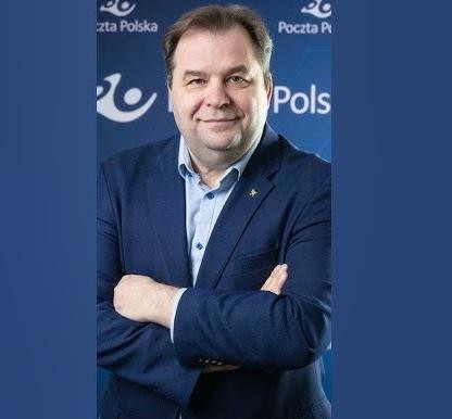 Alt: Sebastian Mikosz podczas spotkania biznesowego, symbolizujący jego rolę w zarządzaniu i restrukturyzacji.