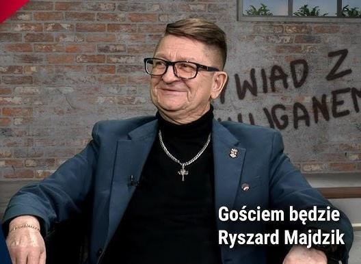 Ryszard Majdzik odbierający jedno z państwowych odznaczeń, Krzyż Kawalerski Orderu Odrodzenia Polski lub Krzyż Wolności i Solidarności, w uroczystej scenerii.