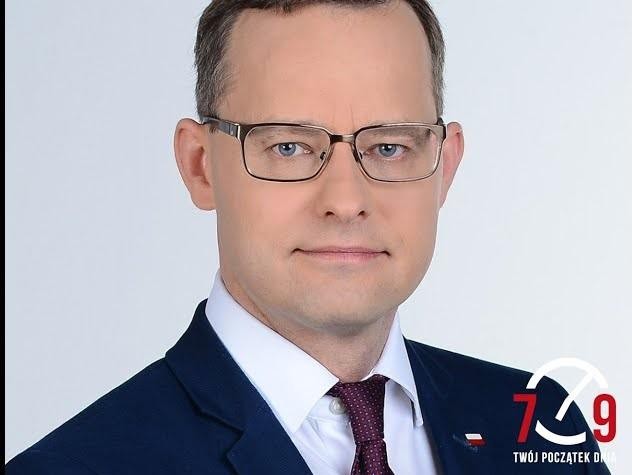 Alt: Marcin Romanowski aktywnie uczestniczący w obradach Sejmu, symbolizujący jego zaangażowanie w procesy legislacyjne i politykę krajową.