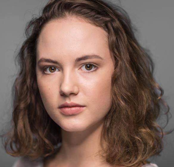 Martyna Byczkowska na planie filmowym, w charakteryzacji, z widocznym skupieniem podczas pracy nad sceną.