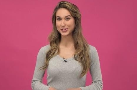 Ida Nowakowska uśmiechnięta w nowoczesnym studiu telewizyjnym, ubrana w profesjonalny strój, prezentująca swoją charyzmę.
