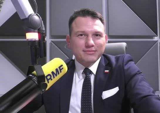 Alt: Graficzna ilustracja kluczowych postulatów programowych Sławomira Mentzena, przedstawiająca obniżanie podatków, krytykę polityki klimatycznej UE oraz wzmocnienie suwerenności Polski.