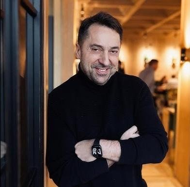 Zespół Boys podczas koncertu na scenie, Marcin Miller śpiewa do mikrofonu, w tle rozentuzjazmowana publiczność i światła sceniczne.
