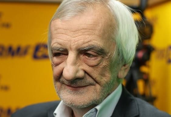 Wnętrze domu, sugerujące prywatną przestrzeń polityka.