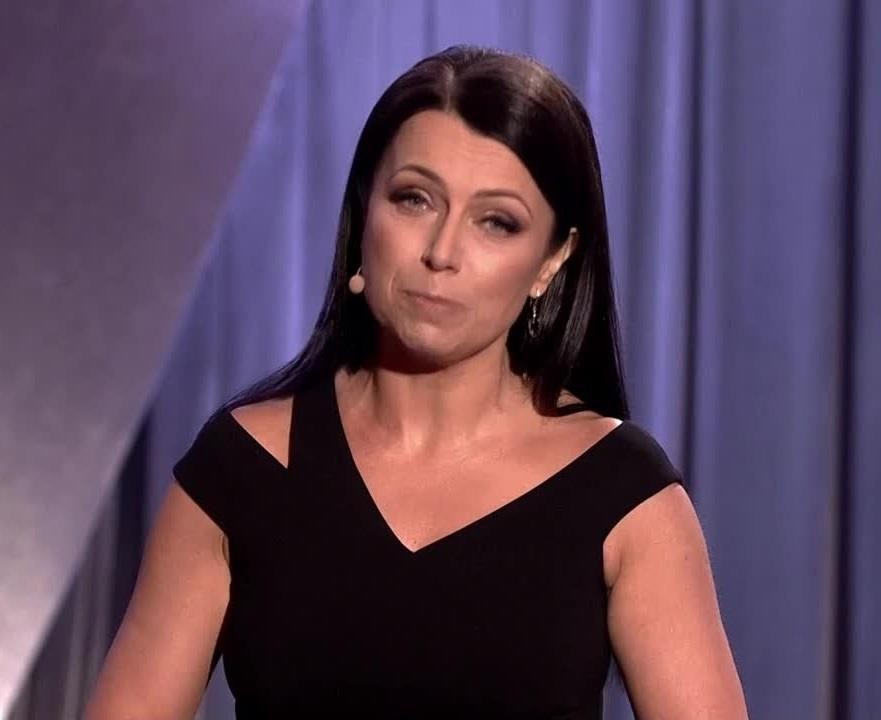 Adrianna Borek na scenie podczas występu Kabaretu Nowaki, prezentująca swoją dynamiczną energię i humor.