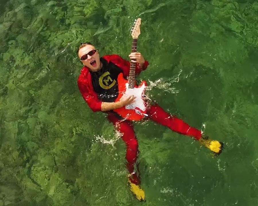 Czadoman (Paweł Dudek) podczas spotkania z fanami, uśmiechnięty i zaangażowany w interakcję.