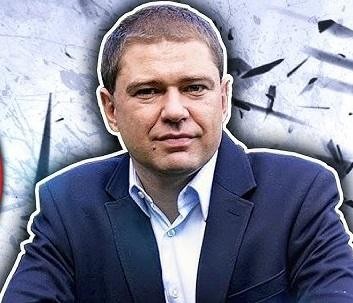 Piotr Szumlewicz, działacz związkowy i publicysta, w trakcie wystąpienia lub głębokiej refleksji, symbolizującej jego zaangażowanie społeczne.
