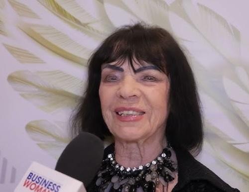 Sława Przybylska na scenie w latach 50., śpiewająca z mikrofonem, czarno-białe zdjęcie.