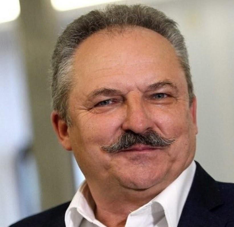 Marek Jakubiak w otoczeniu rodziny, prezentujący swoją prywatną, cieplejszą stronę.