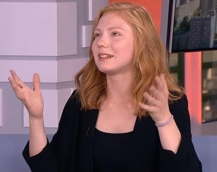 Edyta Torhan w dynamicznej scenie teatralnej lub filmowej, ukazująca jej talent i wszechstronność aktorską.