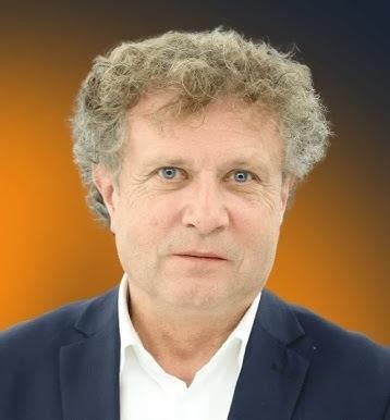 Jacek Karnowski rozmawia z mieszkańcami Sopotu na tle charakterystycznej zabudowy miasta.