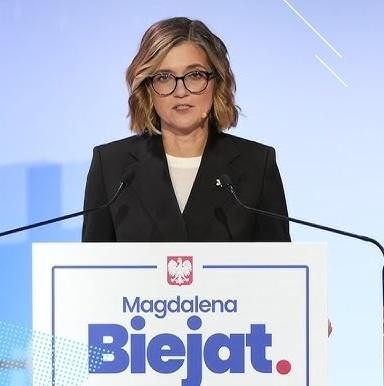 Magdalena Biejat przemawiająca podczas wiecu politycznego lub sesji parlamentarnej, pełna pasji i determinacji.