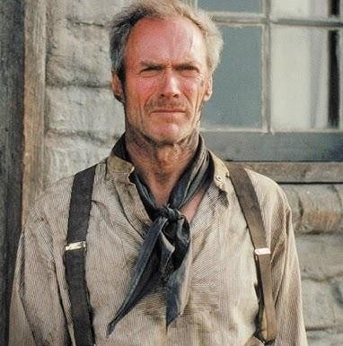 Kadr z klasycznego filmu Clinta Eastwooda, przedstawiający ikoniczną scenę lub ujęcie, które podkreśla jego obecność na ekranie.