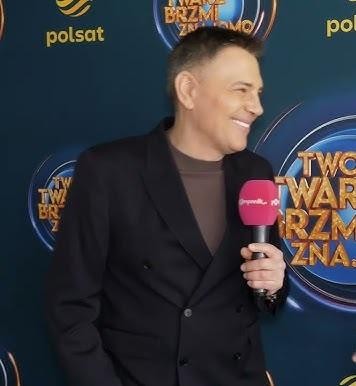 Krzysztof Ibisz w swobodnym, domowym otoczeniu, prezentujący swoją prywatną stronę.