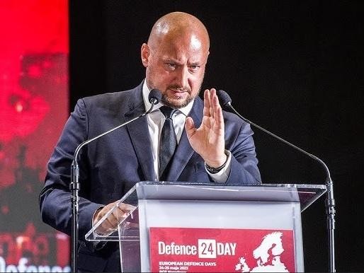Jacek Zdzisław Siewiera w dynamicznej scenie, symbolizującej jego rolę jako lidera w dziedzinie wojskowości i medycyny.